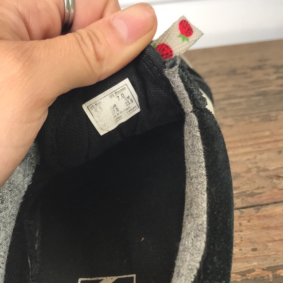 Classic Vans w/ Strawberry Laces 🍓 - Picture 3 of 4